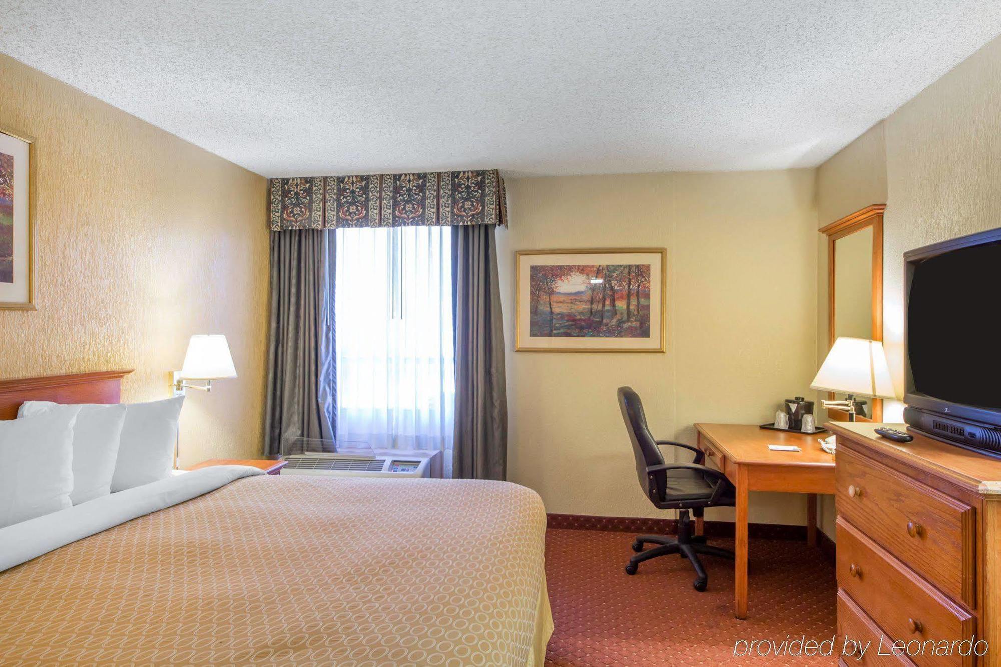 Clarion Inn Tulsa International Airport Exterior photo